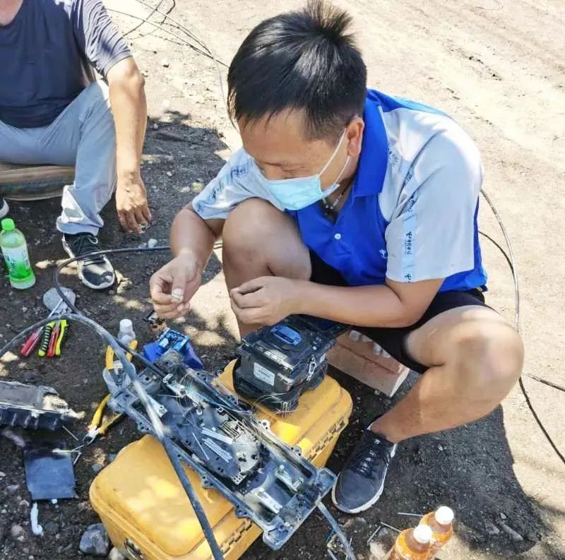 信號(hào)守護(hù)者 酷暑嚴(yán)寒中，電信人打通通訊“最后一公里”